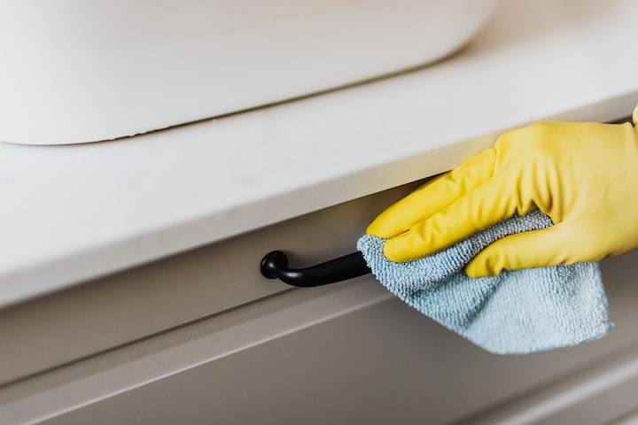 Cleaning bed
